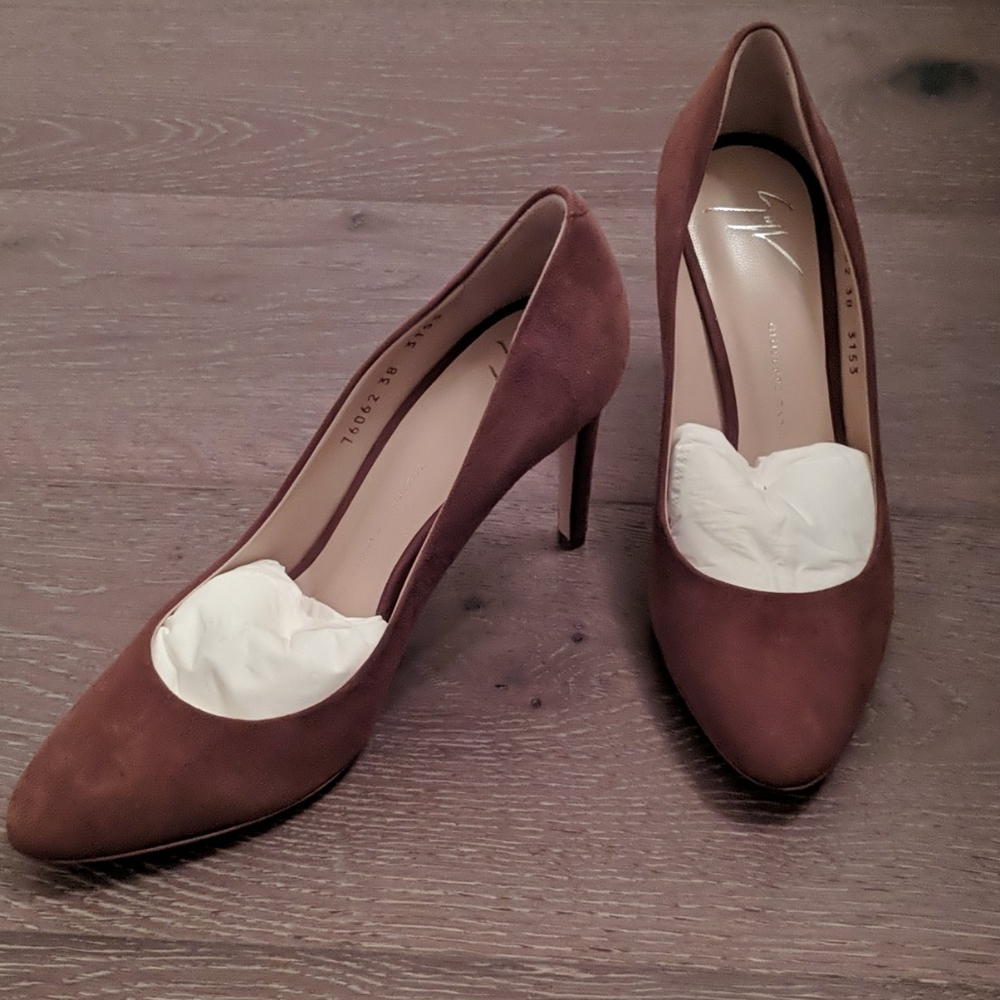 BRAND NEW Giuseppe Zanotti Suede pump